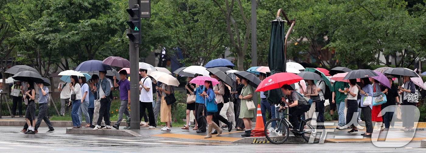 장마가 시작된 2일 서울 광화문네거리에서 우산 쓴 시민들이 발걸음을 재촉하고 있다. 2024.7.2/뉴스1 ⓒ News1 박지혜 기자