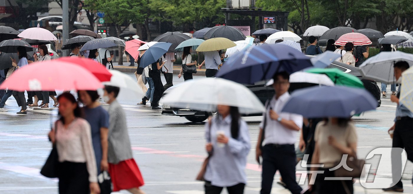 장마가 시작된 2일 서울 광화문네거리에서 우산 쓴 시민들이 발걸음을 재촉하고 있다. 2024.7.2/뉴스1 ⓒ News1 박지혜 기자