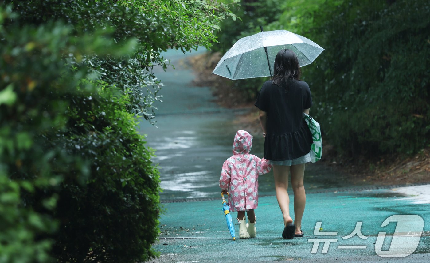 본문 이미지 - 광주전남에 최대 80㎜ 장맛비가 예보된 2일 광주시 서구 화정동 한 골목길에서 우산을 쓴 가족이 발걸음을 옮기고 있다. 2024.7.2./뉴스1 ⓒ News1 김태성 기자