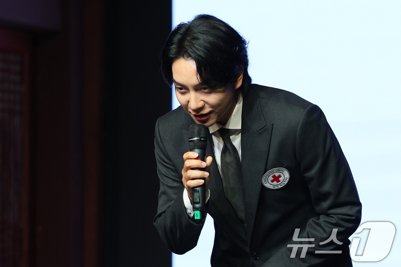 (서울=뉴스1) 신웅수 기자 = 대한적십자사 기후위기 복원력 홍보대사인 가수 이승기가 2일 오전 서울 중구 한국의집에서 열린 도시 협력 플랫폼 국제회의 개회식에서 발표 전 인사를 …