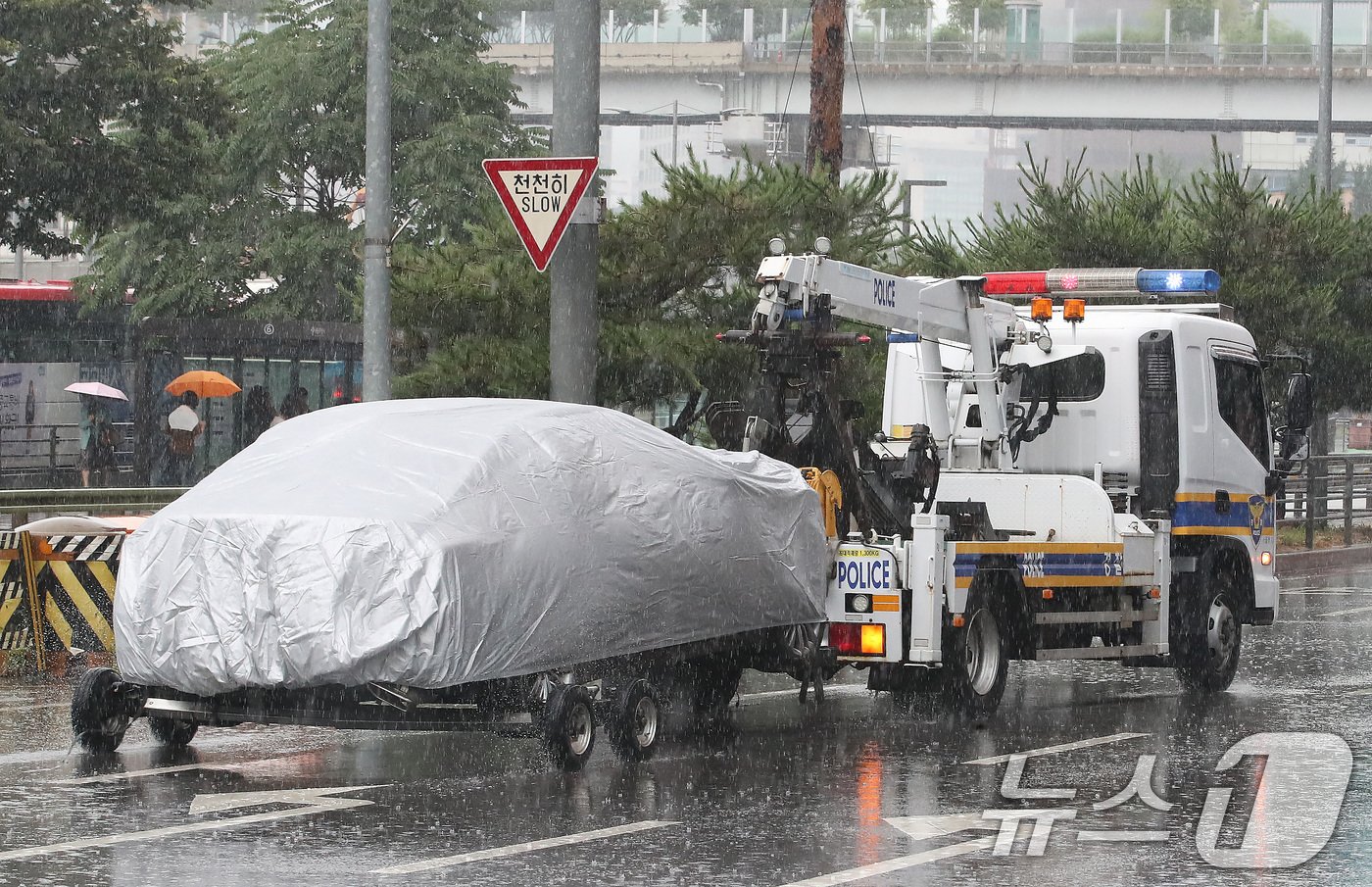 본문 이미지 - 2일 서울 중구 남대문경찰서에서 경찰 관계자가 견인차로 시청역 인도 차량돌진 사고 가해차량을 이동하고 있다.  2024.7.2/뉴스1 ⓒ News1 임세영 기자