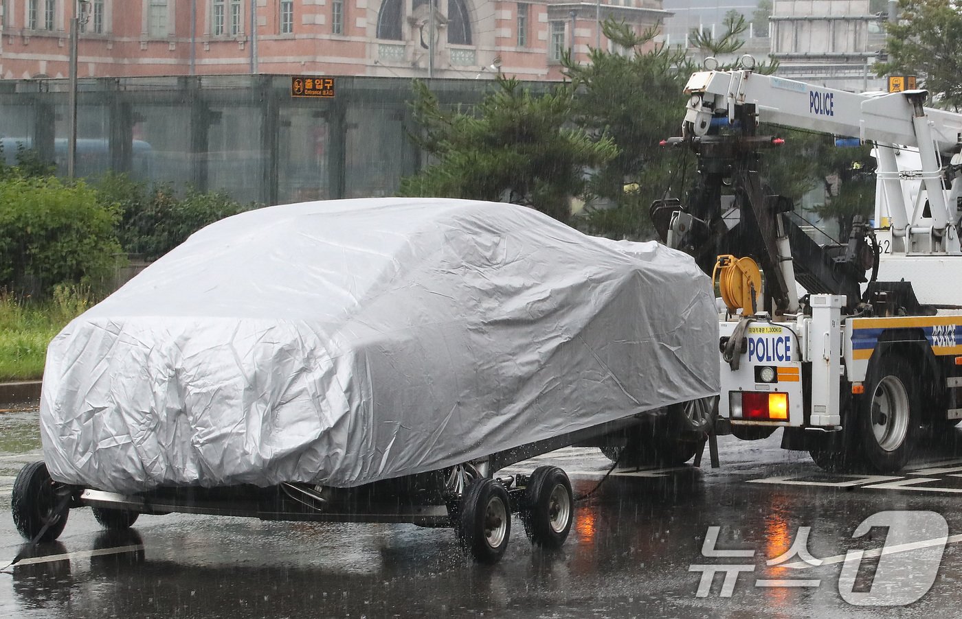 본문 이미지 - 2일 서울 중구 남대문경찰서에서 경찰 관계자가 견인차로 시청역 인도 차량돌진 사고 가해차량을 이동하고 있다.  2024.7.2/뉴스1 ⓒ News1 임세영 기자
