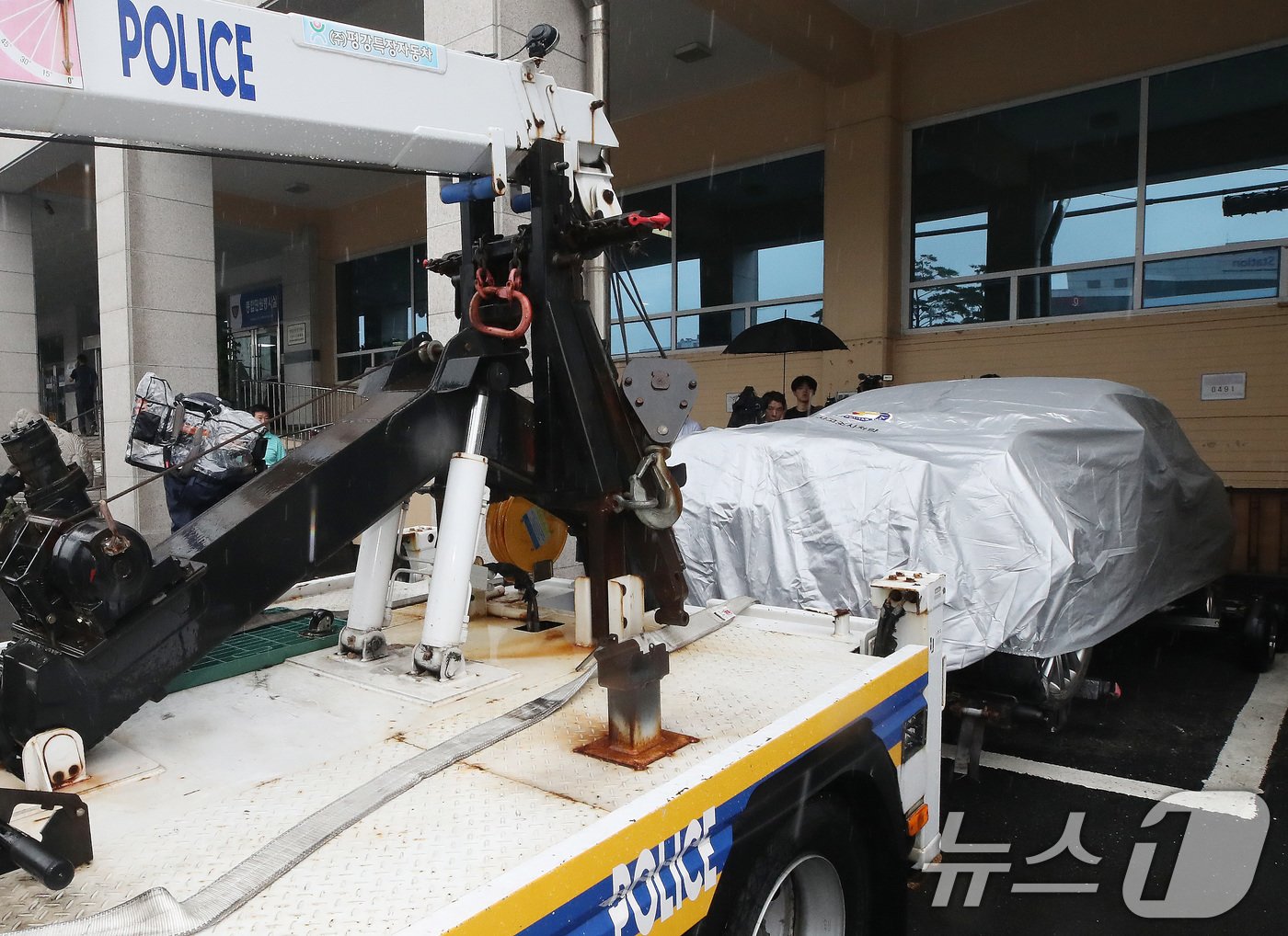 본문 이미지 - 2일 서울 중구 남대문경찰서에서 경찰 관계자가 견인차로 시청역 인도 차량돌진 사고 가해차량을 이동하고 있다.  2024.7.2/뉴스1 ⓒ News1 임세영 기자