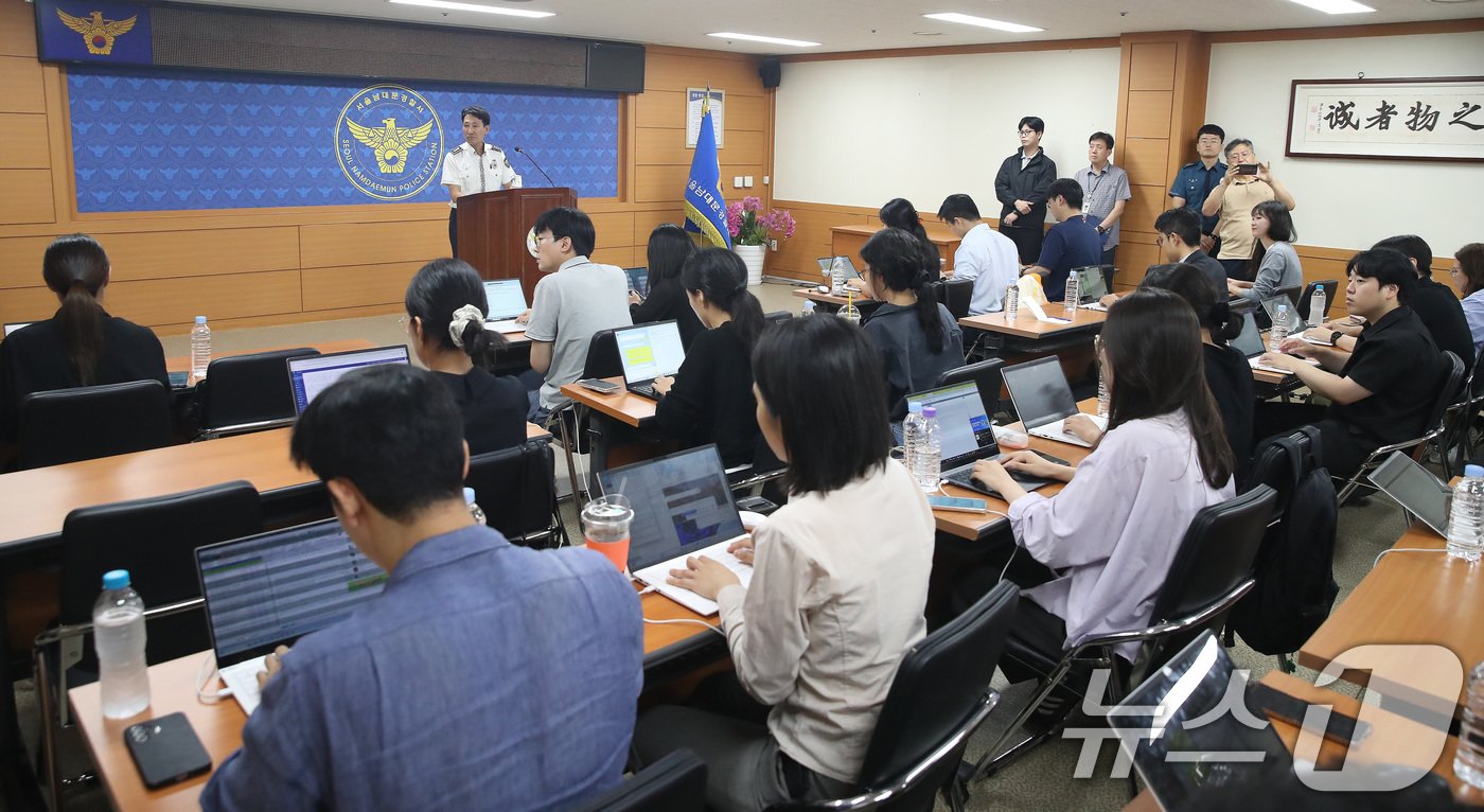 정용우 서울남대문경찰서 교통과장이 2일 서울 중구 남대문경찰서에서 시청역 인도 차량돌진 사고 관련 브리핑을 하고 있다. 2024.7.2/뉴스1 ⓒ News1 임세영 기자