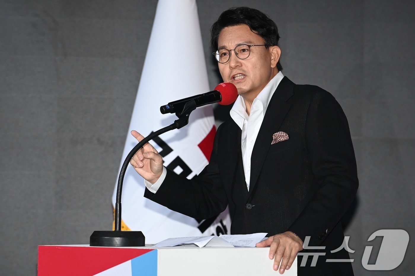 본문 이미지 - 윤상현 국민의힘 대표 후보가 2일 오전 서울 강서구 ASSA아트홀에서 열린 ‘체인지 5분 비전발표회’에서 정견 발표를 하고 있다. 이 자리에서 윤 후보는 "저는 승리의 공식을 알고 있고, 저의 몸에는 민주당을 이기는 승리의 DNA가 흐르고 있다＂고 말했다. 2024.7.2/뉴스1 ⓒ News1 국회사진취재단