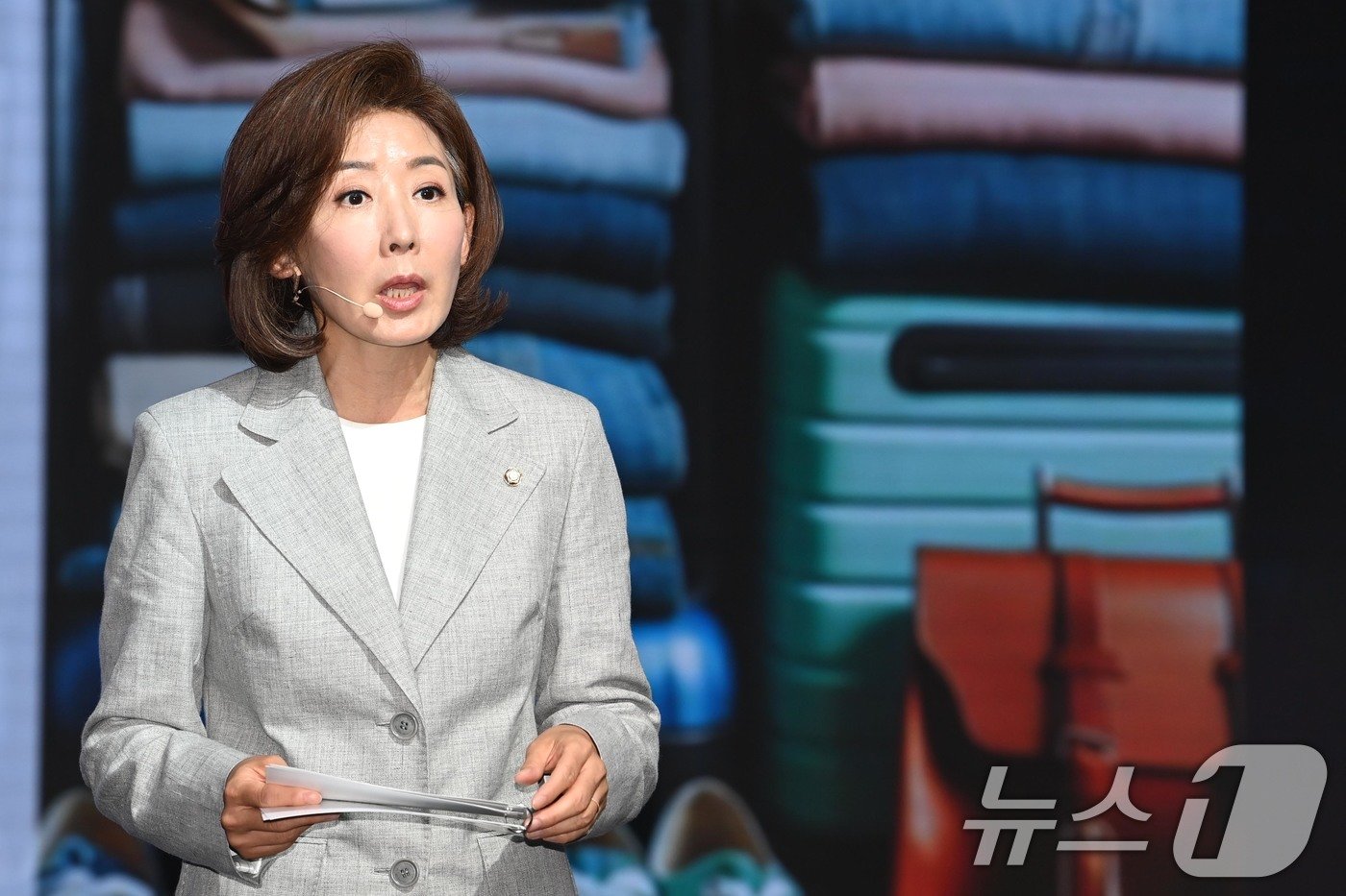 본문 이미지 - 나경원 국민의힘 대표 후보가 2일 오전 서울 강서구 ASSA아트홀에서 열린 ‘체인지 5분 비전발표회’에서 정견 발표를 하고 있다. 이날 나 후보는 "거대 야당의 의회독재, 무차별 탄핵과 특검 공세가 대한민국을 무너뜨리고 있다＂며 이제 전장은 국회다. 민심을 잘 아는, 이겨본, 5선, 수도권, 원내에 있는 당대표의 지혜와 전략이 필요하다＂고 말했다. 2024.7.2/뉴스1 ⓒ News1 국회사진취재단