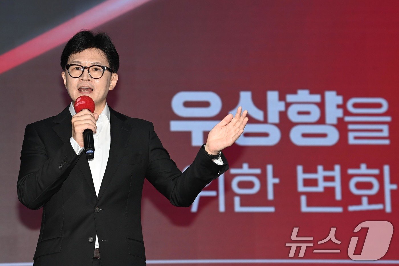 본문 이미지 - 한동훈 국민의힘 대표 후보가 2일 오전 서울 강서구 ASSA아트홀에서 열린 ‘체인지 5분 비전발표회’에서 정견 발표를 하고 있다. 이 자리에서 한 후보는 "국민의힘이 후반전 0대3으로 뒤지고 있다＂며 ＂우하향하는 국민의힘을 우상향시켜 후반전 4대3의 역전을 반드시 이뤄낼 것＂이라고 밝혔다. 2024.7.2/뉴스1 ⓒ News1 국회사진취재단