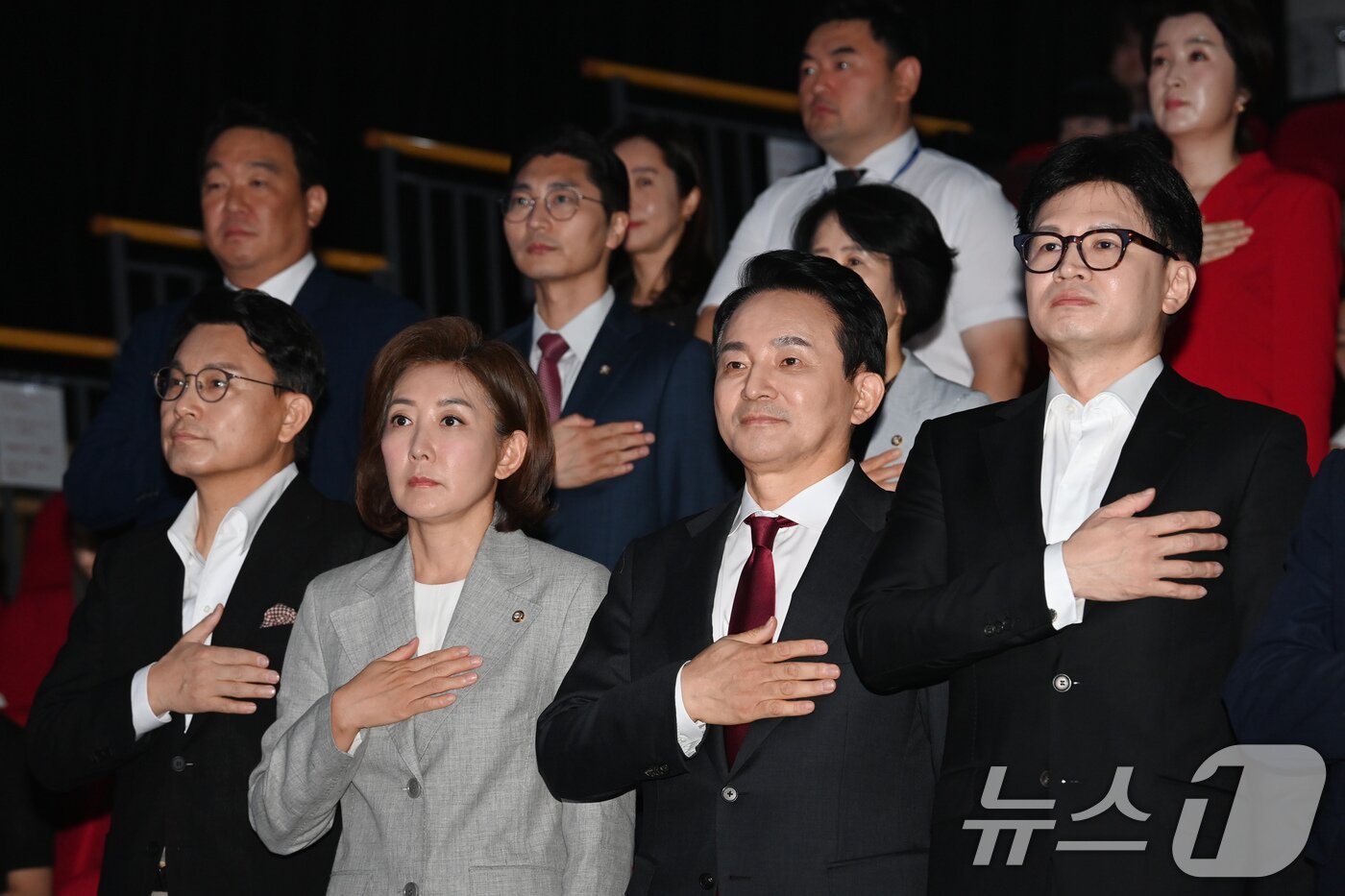 본문 이미지 - 윤상현&#40;앞줄 왼쪽부터&#41;, 나경원, 원희룡, 한동훈 국민의힘 당 대표 후보. 2024.7.2/뉴스1 ⓒ News1 국회사진취재단