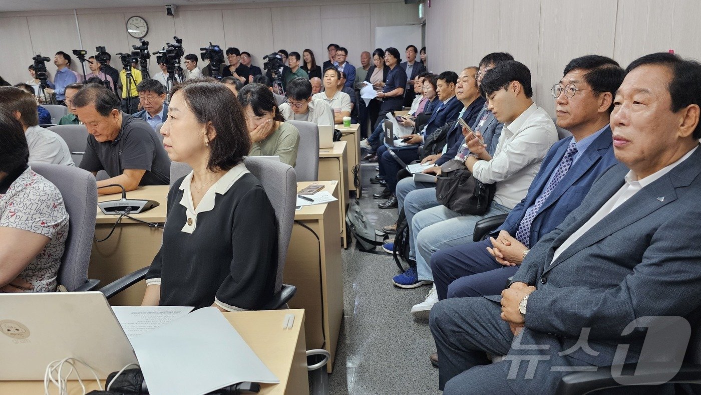 본문 이미지 - 최민호 세종시장(오른쪽)이 2일 오전 시청 정음실에서 열린 취임 2주년 기자회견에서 지난 2년간 성과를 담은 시정 홍보영상을 보고 있다. ⓒ News1 장동열 기자