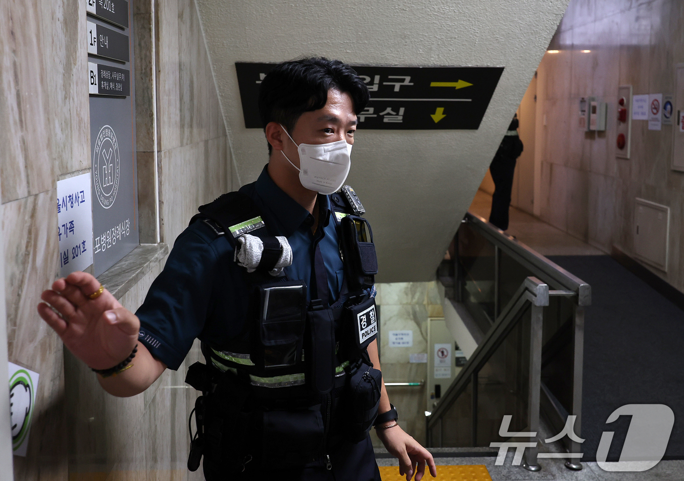 (서울=뉴스1) 김진환 기자 = 2일 오전 13명의 사상자를 낸 ‘시청역 대형 교통사고’ 희생자들이 안치된 서울 영등포구 영등포병원 장례식장으로 경찰이 출입을 통제하고 있다.한편, …