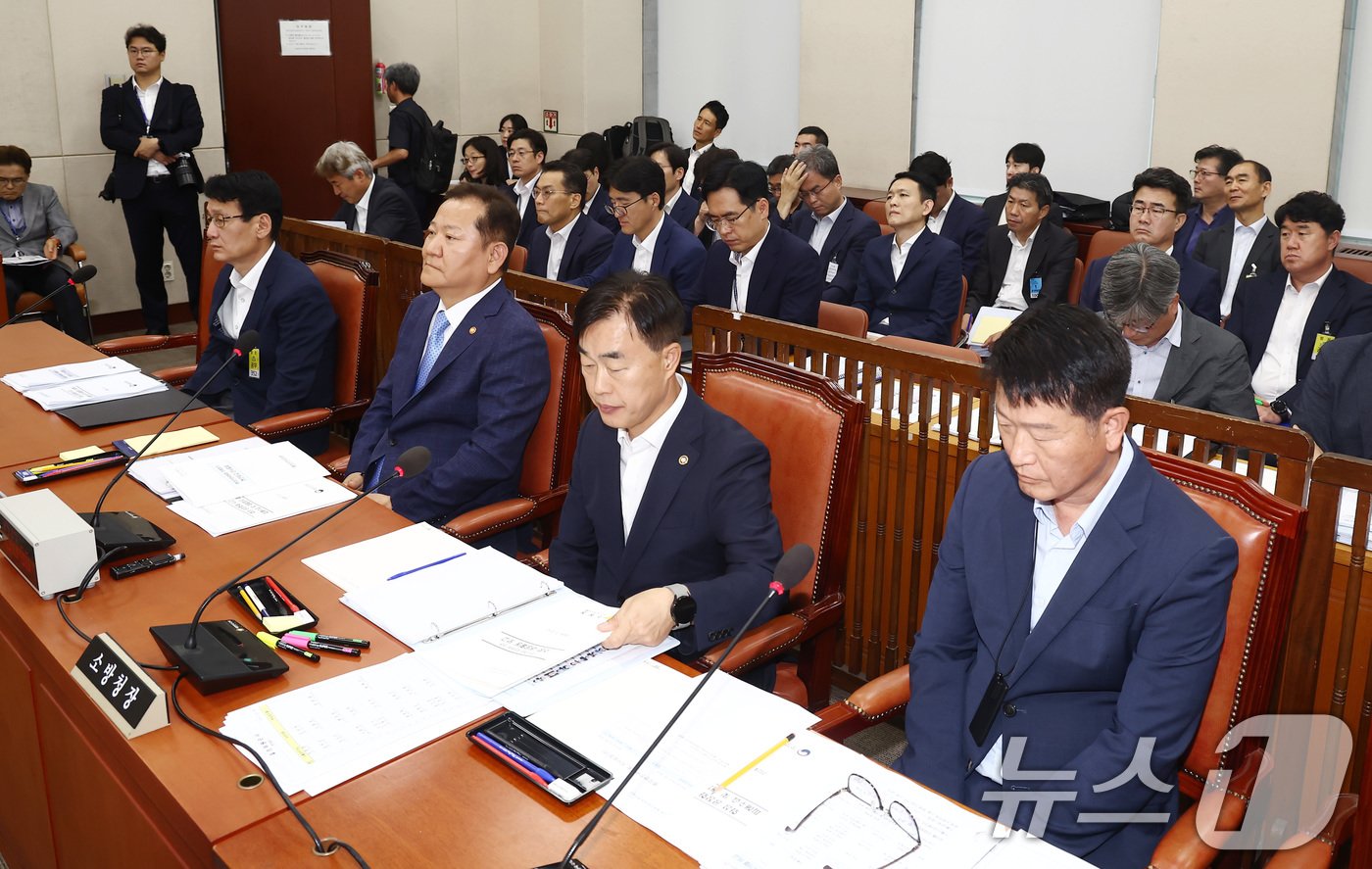 이상민 행정안전부 장관&#40;앞줄 왼쪽 두번째부터&#41;과 허석곤 소방청장 등 증인 및 참고인들이 2일 오전 서울 여의도 국회에서 열린 행정안전위원회 3차 전체회의에 출석해 있다. 2024.7.2/뉴스1 ⓒ News1 김민지 기자