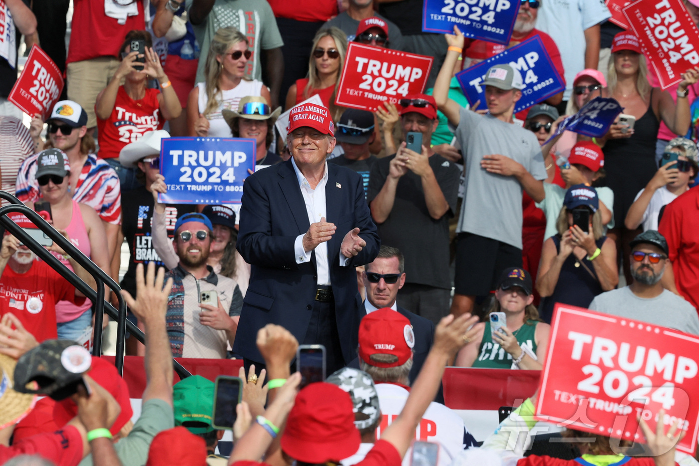 (체서피크 로이터=뉴스1) 조유리 기자 = 지난달 28일 (현지시간) 공화당 대선 후보 도널드 트럼프 전 미국 대통령이 버지니아주 체서피크에서 선거 유세를 하고 있다. 현장을 가득 …