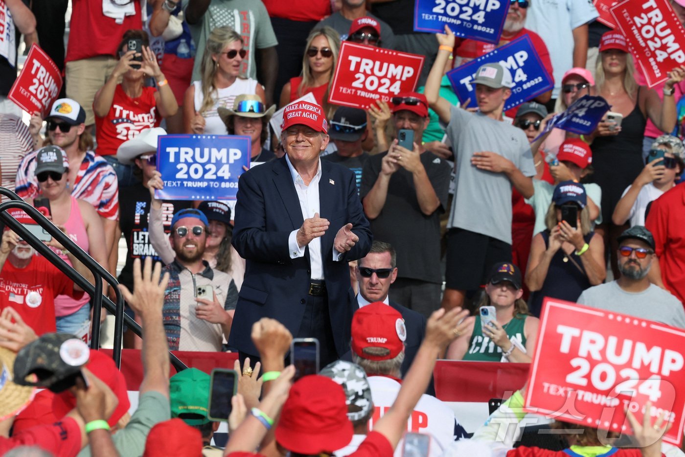 본문 이미지 - 6월 28일(현지시간) 공화당 대선 후보 도널드 트럼프 전 미국 대통령이 버지니아주 체서피크에서 선거 유세를 하고 있다. 현장을 가득 메운 지지자들 사이 트럼프는 마가(MAGA·미국을 다시 위대하게) 모자를 쓴 채 미소를 띠며 박수 치고 있다. 2024.06.28. ⓒ 로이터=뉴스1 ⓒ News1 조유리 기자