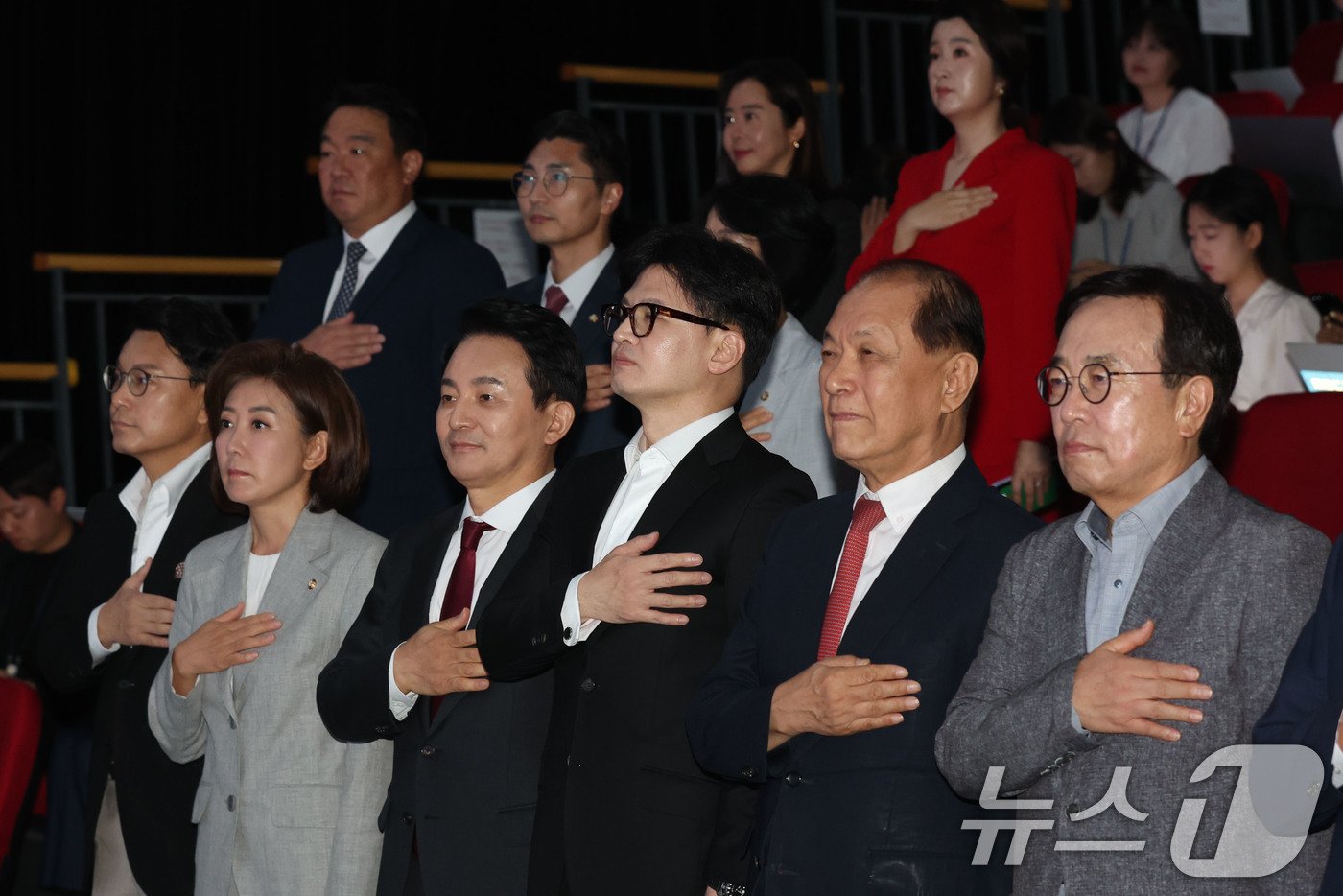 본문 이미지 - 윤상현(앞줄 왼쪽부터), 나경원, 원희룡, 한동훈 국민의힘 대표 후보가 2일 오전 서울 강서구 ASSA아트홀에서 열린 ‘체인지 5분 비전발표회’에서 국민의례를 하고 있다. 2024.7.2/뉴스1 ⓒ News1 국회사진취재단