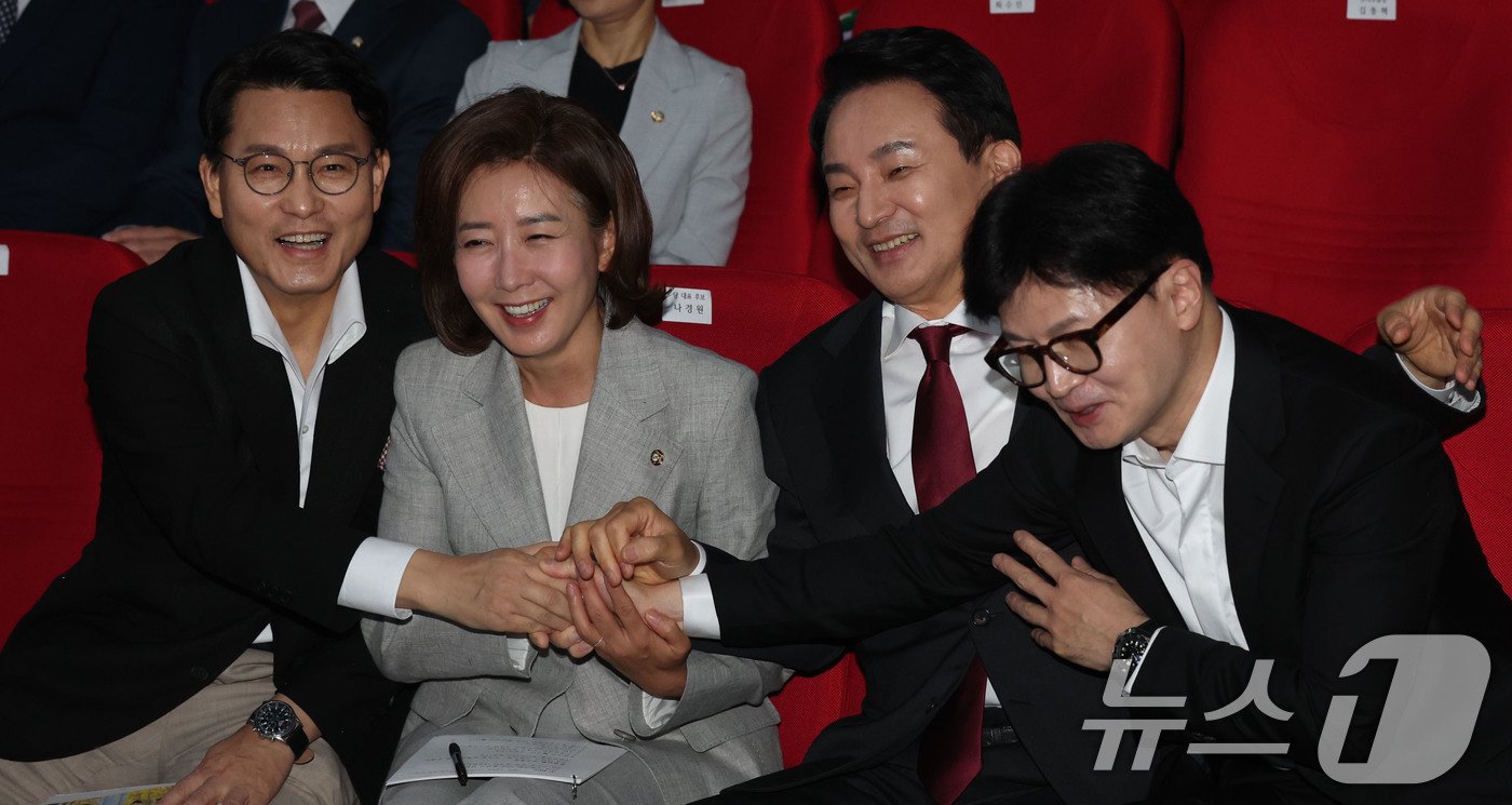 본문 이미지 - 윤상현(왼쪽부터), 나경원, 원희룡, 한동훈 국민의힘 대표 후보가 2일 오전 서울 강서구 ASSA아트홀에서 열린 ‘체인지 5분 비전발표회’에서 정견 발표에 앞서 손을 잡고 있다. 2024.7.2/뉴스1 ⓒ News1 국회사진취재단