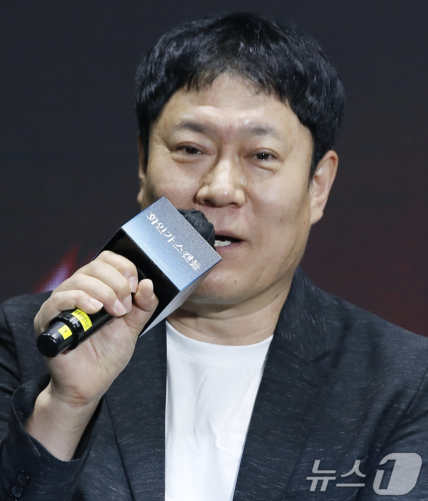 (서울=뉴스1) 권현진 기자 = 박홍균 감독이 2일 서울 영등포구 콘래드 서울 호텔에서 열린 디즈니+ 오리지널 시리즈 '화인가 스캔들' 제작발표회에서 인사말을 하고 있다.'화인가 …