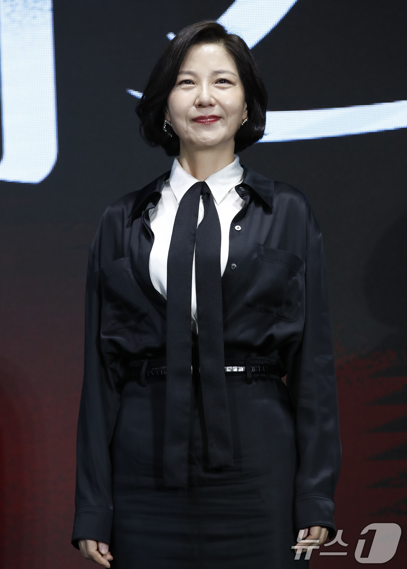 (서울=뉴스1) 권현진 기자 = 배우 서이숙이 2일 서울 영등포구 콘래드 서울 호텔에서 열린 디즈니+ 오리지널 시리즈 '화인가 스캔들'(감독 박홍균) 제작발표회에서 포즈를 취하고 …