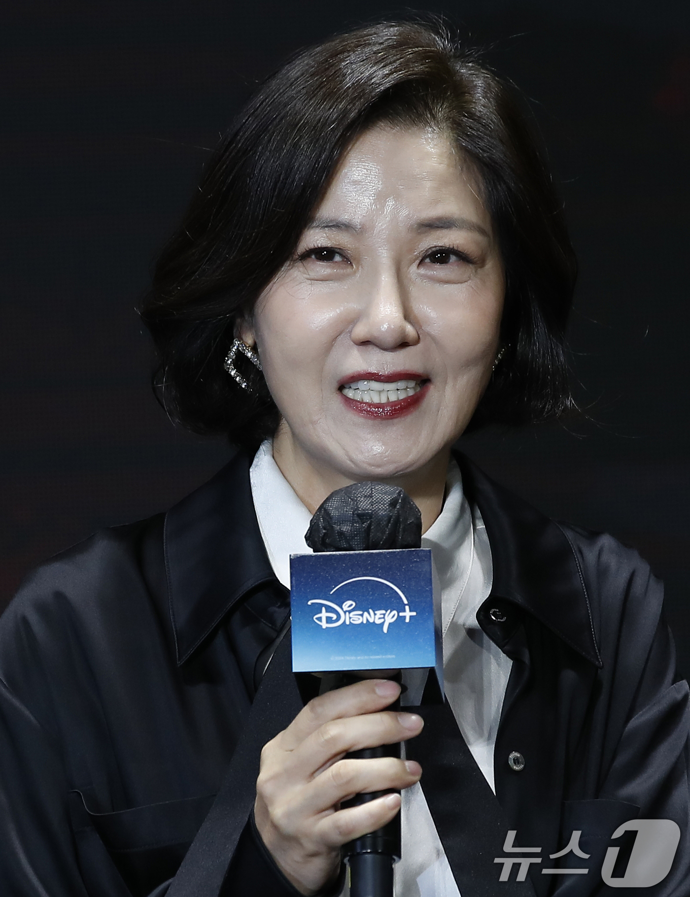 (서울=뉴스1) 권현진 기자 = 배우 서이숙이 2일 서울 영등포구 콘래드 서울 호텔에서 열린 디즈니+ 오리지널 시리즈 '화인가 스캔들'(감독 박홍균) 제작발표회에서 인사말을 하고 …