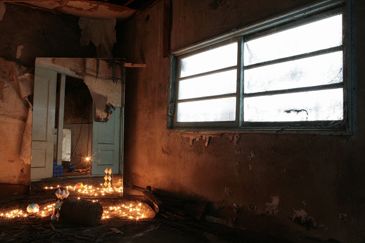 본문 이미지 - 양혜규, 사동 30번지 전시전경, 인천, 2006, 사진: 김대남, 이미지 제공: 국제갤러리