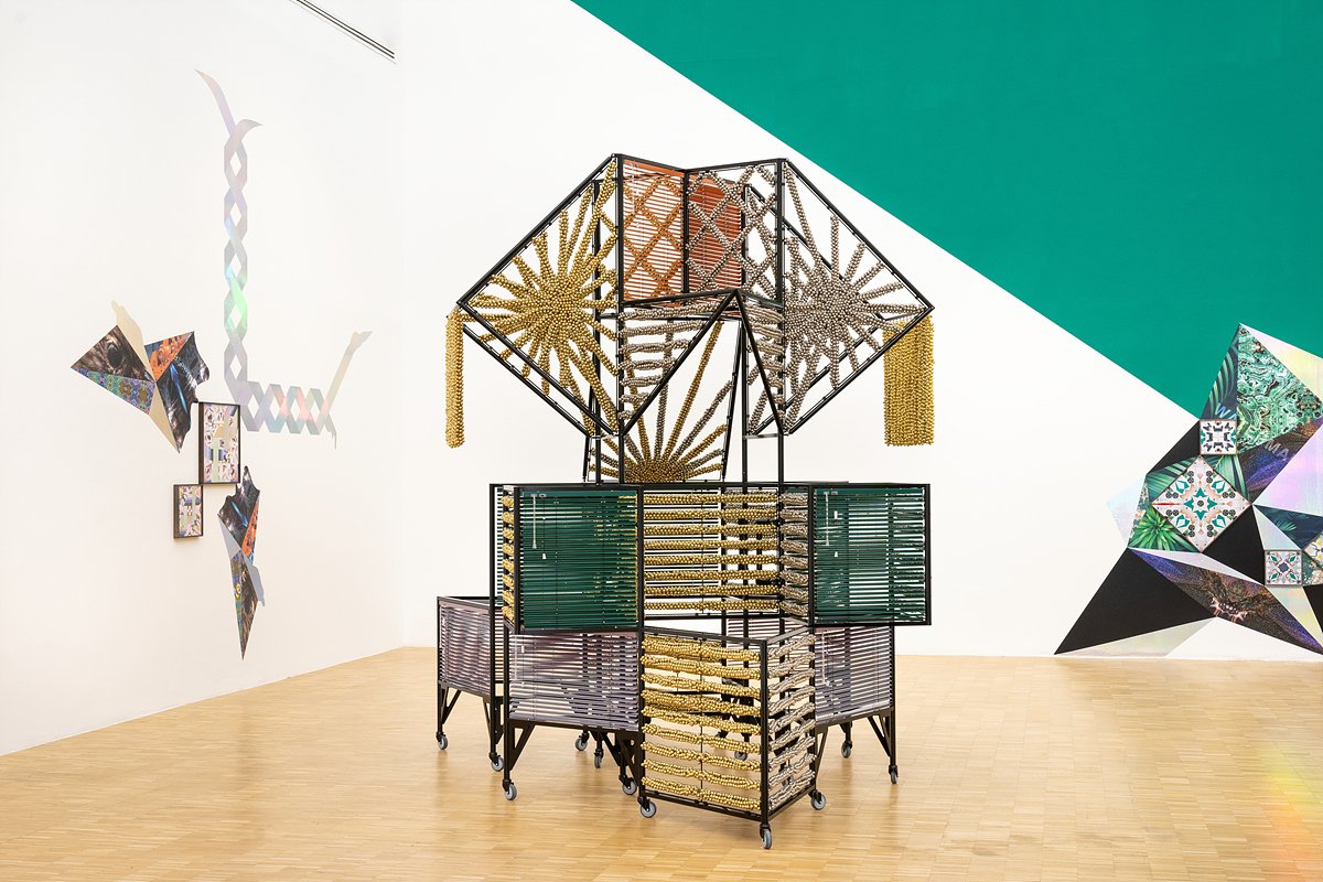 본문 이미지 - 양혜규, 소리 나는 의상 동차動車 – 우람 머리통Sonic Dress Vehicle – Hulky Head 설치전경, 이탈리아 트리엔날레 디 밀라노, 2018, 사진: Masiar Pasquali, 이미지 제공: 풀라 재단, 트리엔날레 디 밀라노.