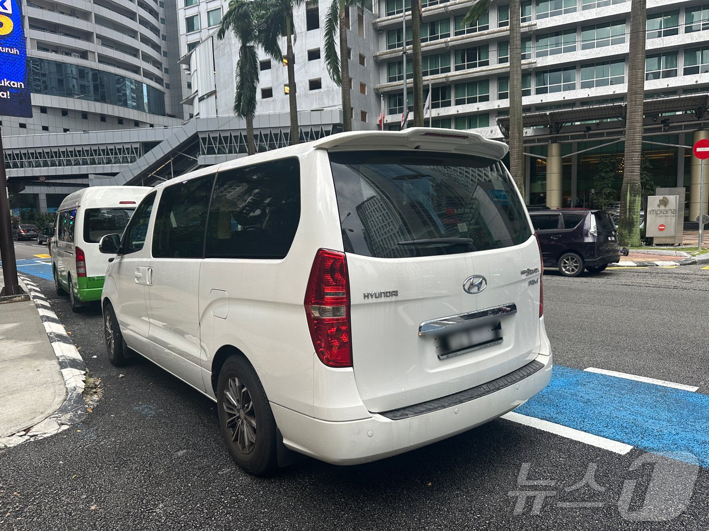 본문 이미지 - 쿠알라룸푸르 도로에 현대차 스타렉스가 주차돼 있다 2024.06.24/뉴스1 ⓒ News1 금준혁 기자