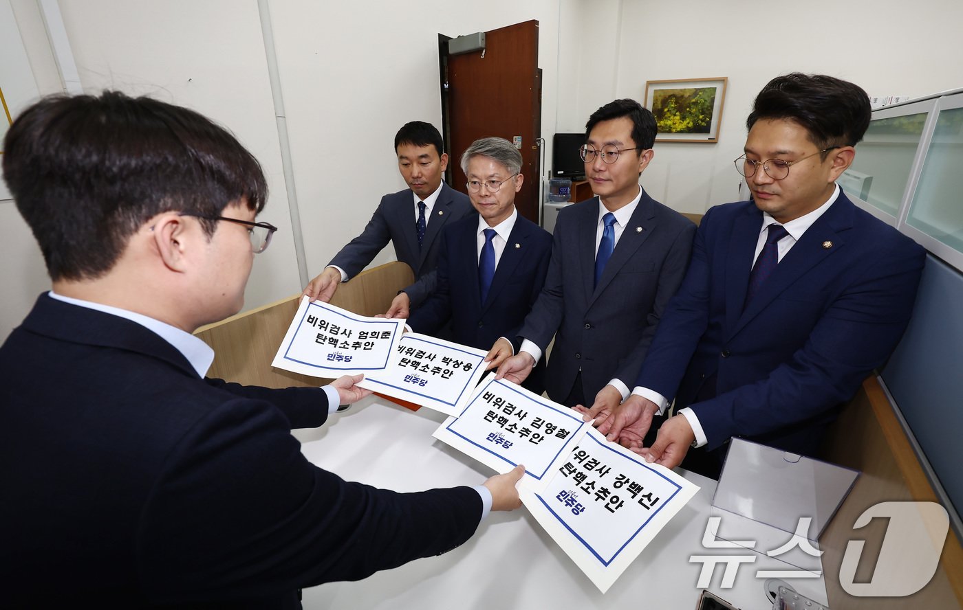 더불어민주당 김용민&#40;왼쪽부터&#41;, 민형배, 장경태, 전용기 의원이 2일 오후 서울 여의도 국회 의안과에서 박상용, 엄희준, 강백신, 김영철 검사 등 &#39;비위 의혹&#39; 검사 4명에 대한 탄핵소추안을 제출하고 있다. 2024.7.2/뉴스1 ⓒ News1 김민지 기자