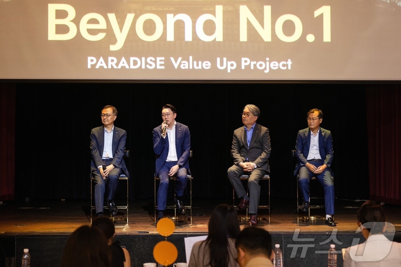 본문 이미지 - 파라다이스 배진원 상무(왼쪽부터), 최종환 대표이사, 파라다이스세가사미 임준신 전무이사,파라다이스 김도형 자금팀장(파라다이스그룹 제공)