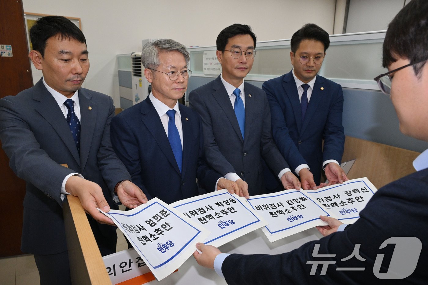 더불어민주당 김용민&#40;왼쪽부터&#41;, 민형배, 장경태, 전용기 의원이 2일 오후 서울 여의도 국회 의안과에서 박상용, 엄희준, 강백신, 김영철 검사 등 &#39;비위 의혹&#39; 검사 4명에 대한 탄핵소추안을 제출하고 있다. &#40;공동취재&#41; 2024.7.2/뉴스1 ⓒ News1 김민지 기자