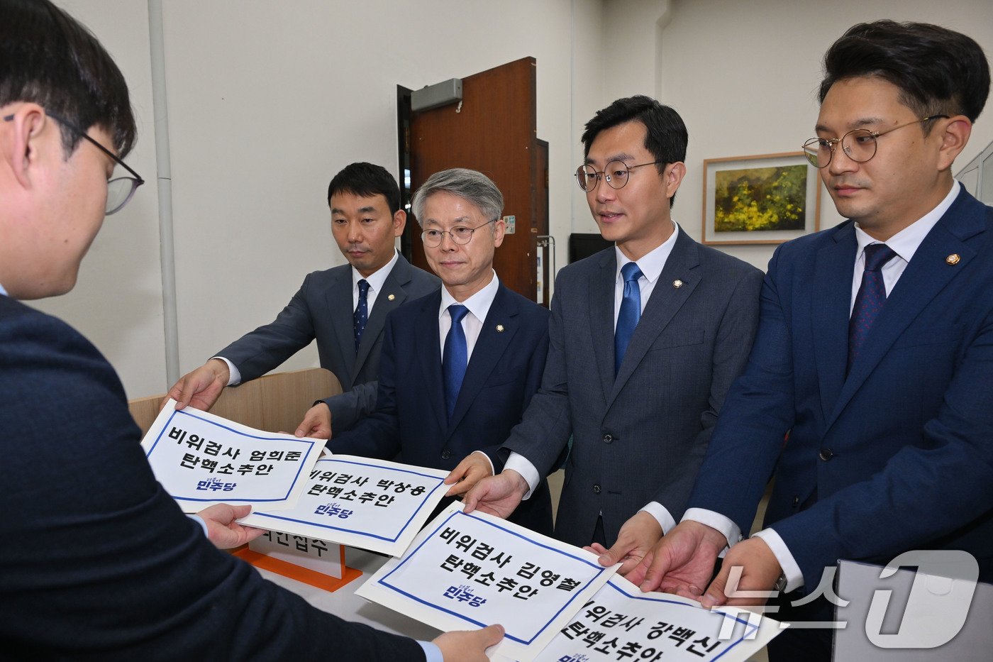 더불어민주당 김용민&#40;왼쪽부터&#41;, 민형배, 장경태, 전용기 의원이 2일 오후 서울 여의도 국회 의안과에서 박상용, 엄희준, 강백신, 김영철 검사 등 &#39;비위 의혹&#39; 검사 4명에 대한 탄핵소추안을 제출하고 있다. &#40;공동취재&#41; 2024.7.2/뉴스1 ⓒ News1 김민지 기자