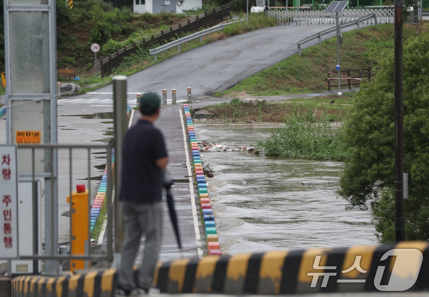 본문 이미지 - 수도권 일대에 호우주의보가 발효된 2일 경기 오산시 오산천 잠수교가 통제되고 있다. 2024.7.2/뉴스1 ⓒ News1 김영운 기자