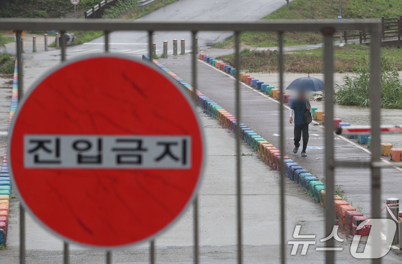 본문 이미지 - 수도권 일대에 호우주의보가 발효된 2일 경기 오산시 오산천 잠수교가 통제되고 있다. 2024.7.2/뉴스1 ⓒ News1 김영운 기자