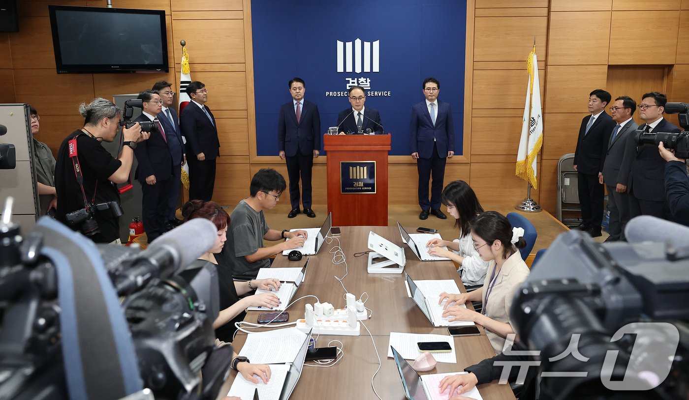 이원석 검찰총장이 2일 서울 서초구 대검찰청 기자실에서 더불어민주당의 &#39;비위 의혹&#39; 검사 4명에 대한 탄핵소추안 제출에 따른 입장 발표를 하고 있다. 2024.7.2/뉴스1 ⓒ News1 김성진 기자