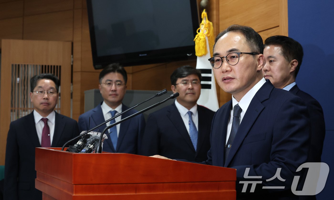 이원석 검찰총장이 2일 서울 서초구 대검찰청 기자실에서 더불어민주당의 &#39;비위 의혹&#39; 검사 4명에 대한 탄핵소추안 제출에 따른 입장 발표를 하고 있다. 2024.7.2/뉴스1 ⓒ News1 김성진 기자