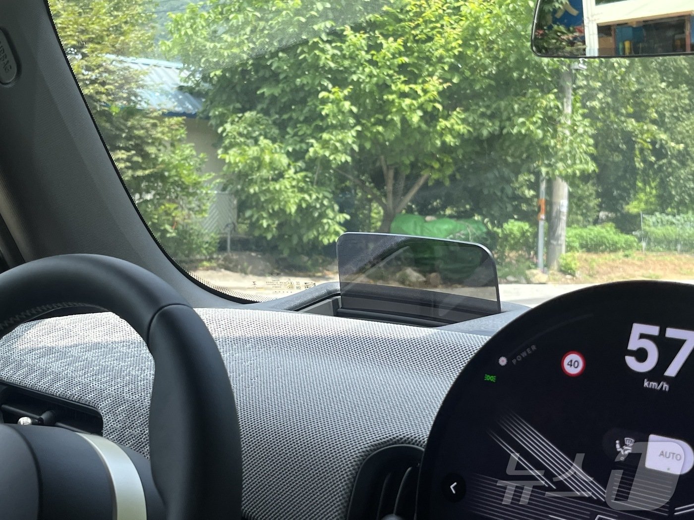 본문 이미지 - 미니 쿠퍼S는 계기판을 헤드업 디스플레이로 대체했다.