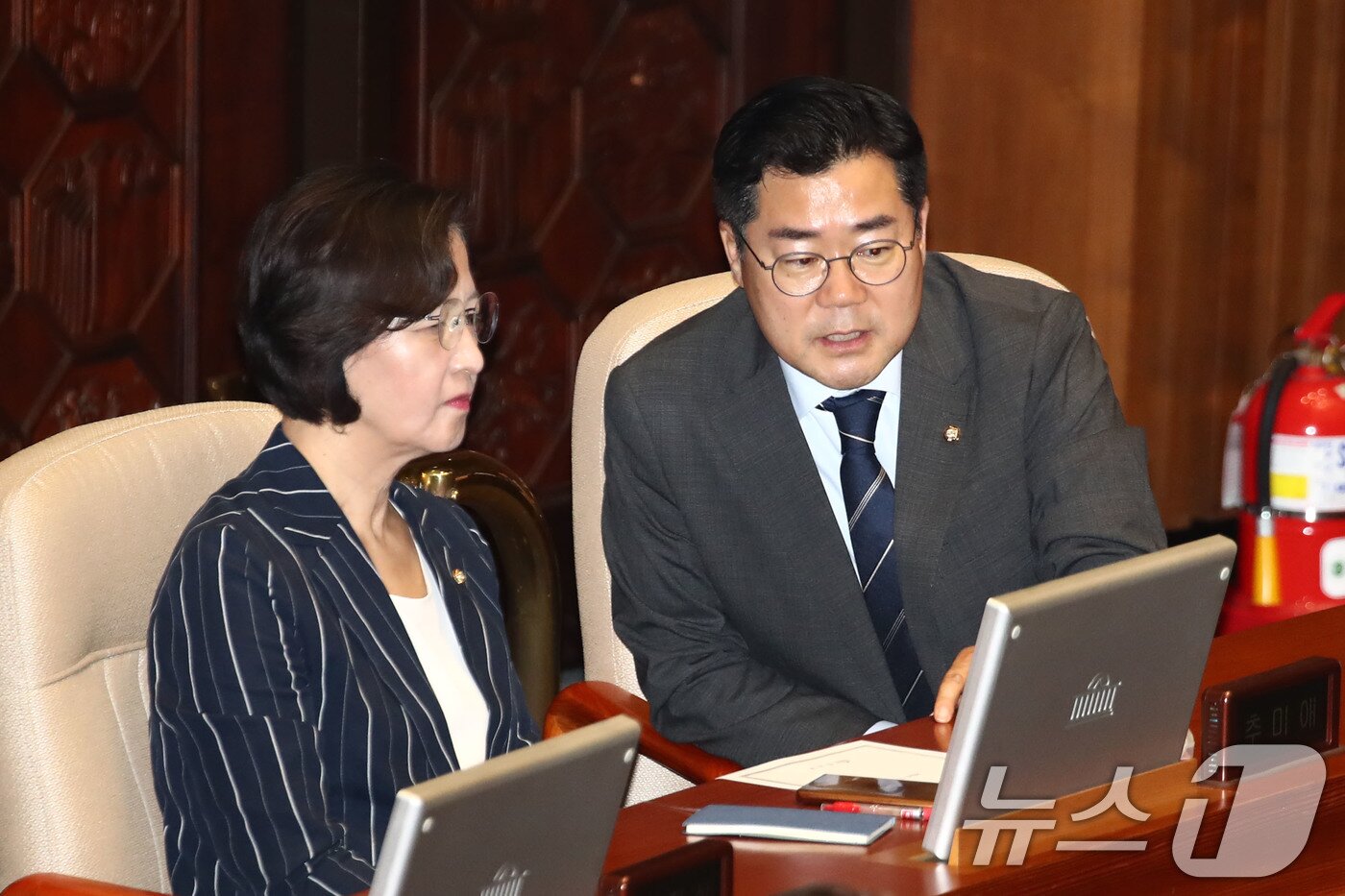 본문 이미지 - 더불어민주당 박찬대 인천시장(오른쪽)·추미애 경기지사 후보. 2024.7.2 ⓒ 뉴스1 이광호 기자