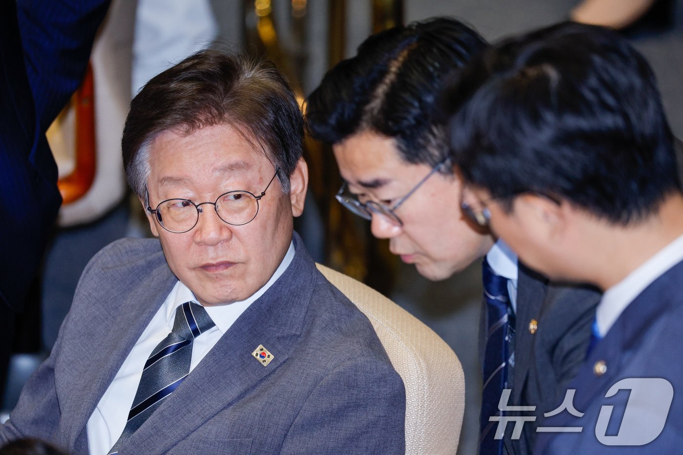 본문 이미지 - 이재명 더불어민주당 전 대표(왼쪽부터)가 박찬대 대표 직무대행 겸 원내대표, 장경태 최고위원과 2일 오후 서울 여의도 국회에서 제415회국회(임시회) 4차 본회의 정치·외교·통일·안보 분야 대정부질문을 앞두고 대화하고 있다. 2024.7.2/뉴스1 ⓒ News1 안은나 기자