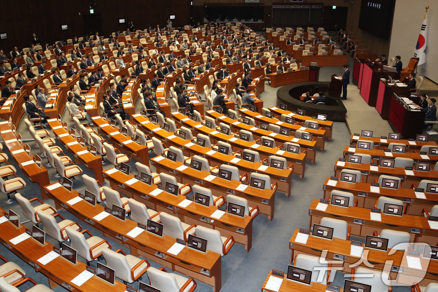 2일 오후 서울 여의도 국회 본회의장에서 열린 제415회국회&#40;임시회&#41; 4차 본회의 정치·외교·통일·안보 분야 대정부질문에 국민의힘 의원들이 불참해 자리가 비어있다. 2024.7.2/뉴스1 ⓒ News1 이광호 기자