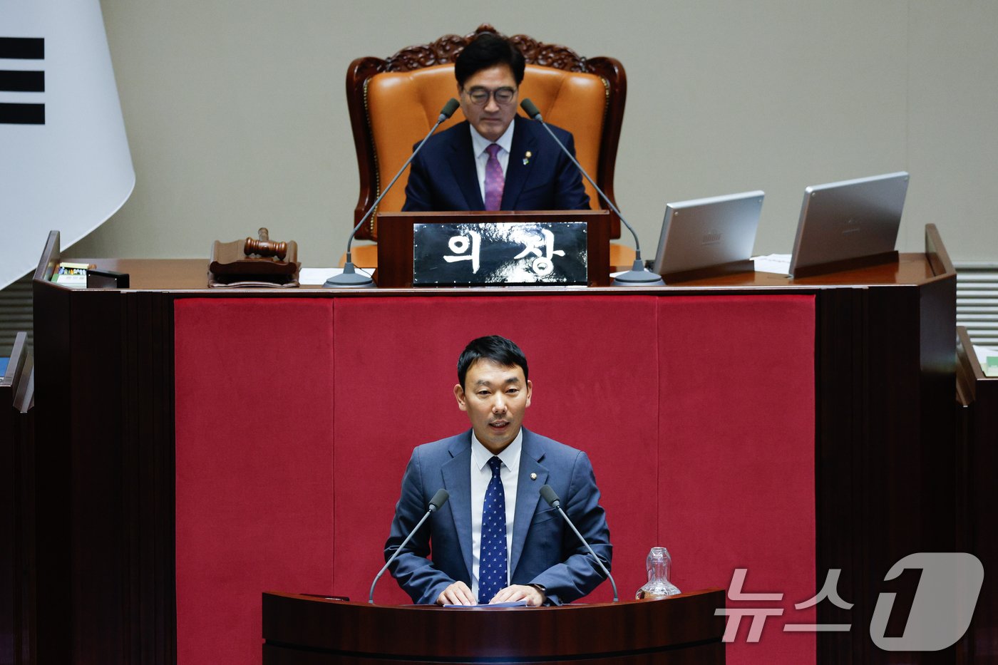 김용민 더불어민주당 원내정책수석부대표가 2일 오후 서울 여의도 국회에서 열린 제415회국회&#40;임시회&#41; 4차 본회의에서 검사 강백신, 김영철, 박상용, 엄희준 탄핵소추안 제안 설명을 하고 있다. 2024.7.2/뉴스1 ⓒ News1 안은나 기자