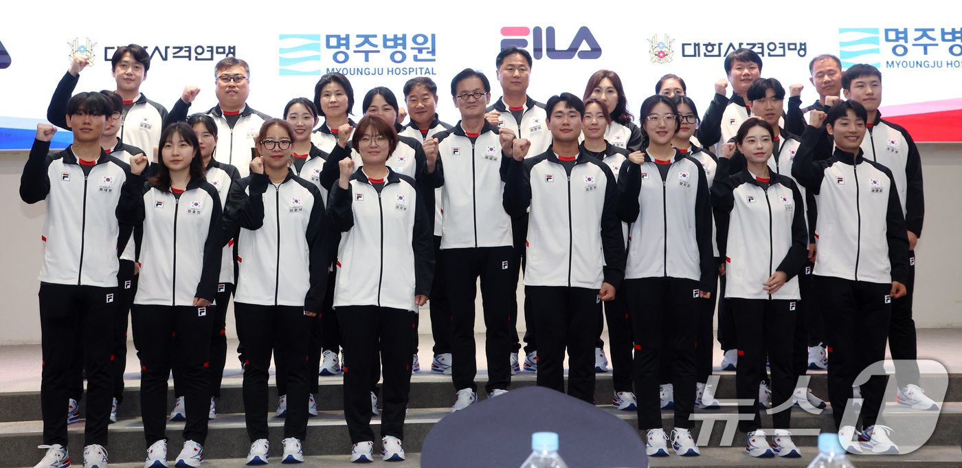 본문 이미지 - 2일 오후 서울 송파구 서울올림픽파크텔 올림피아홀에서 열린 2024 파리올림픽 사격 국가대표 출정식에서 장갑석 총감독과 선수들이 파이팅을 외치고 있다. 2024.7.2/뉴스1 ⓒ News1 박정호 기자