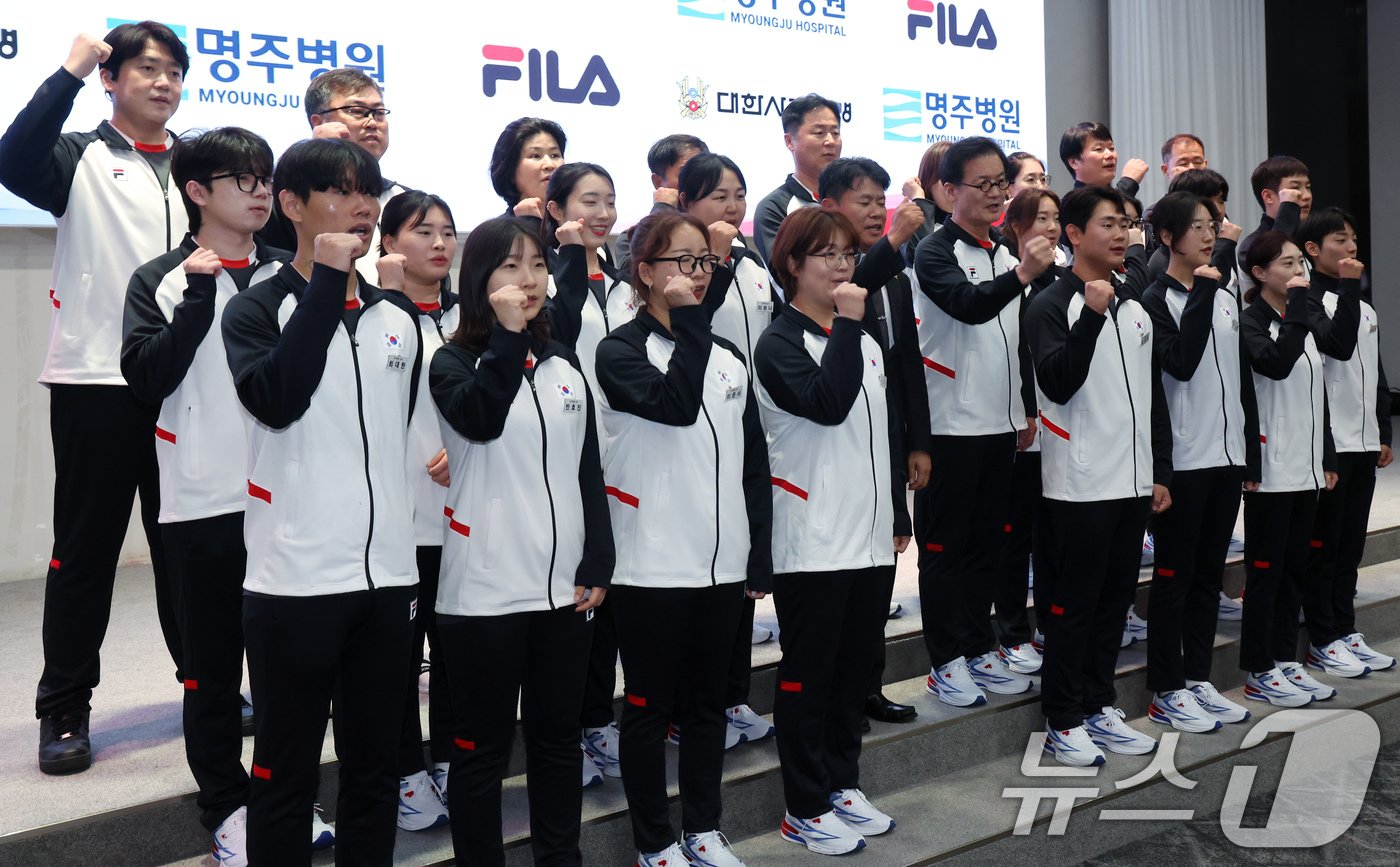 본문 이미지 - 2일 오후 서울 송파구 서울올림픽파크텔 올림피아홀에서 열린 2024 파리올림픽 사격 국가대표 출정식에서 신명주 대한사격연맹 신임회장과 장갑석 총감독, 국가대표 선수들이 파이팅을 외치고 있다. 2024.7.2/뉴스1 ⓒ News1 박정호 기자