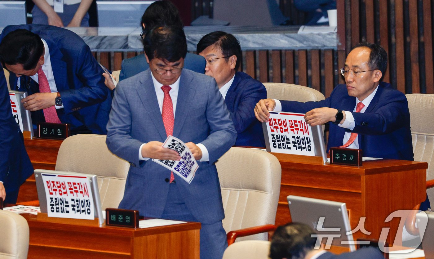 추경호 국민의힘 원내대표가 2일 오후 서울 여의도 국회에서 제415회국회&#40;임시회&#41; 4차 본회의 정치·외교·통일·안보 분야 대정부질문을 들으며 &#39;민주당의 꼭두각시 중립없는 국회의장&#39;이라고 적힌 피켓을 자리에 붙이고 있다. 2024.7.2/뉴스1 ⓒ News1 안은나 기자