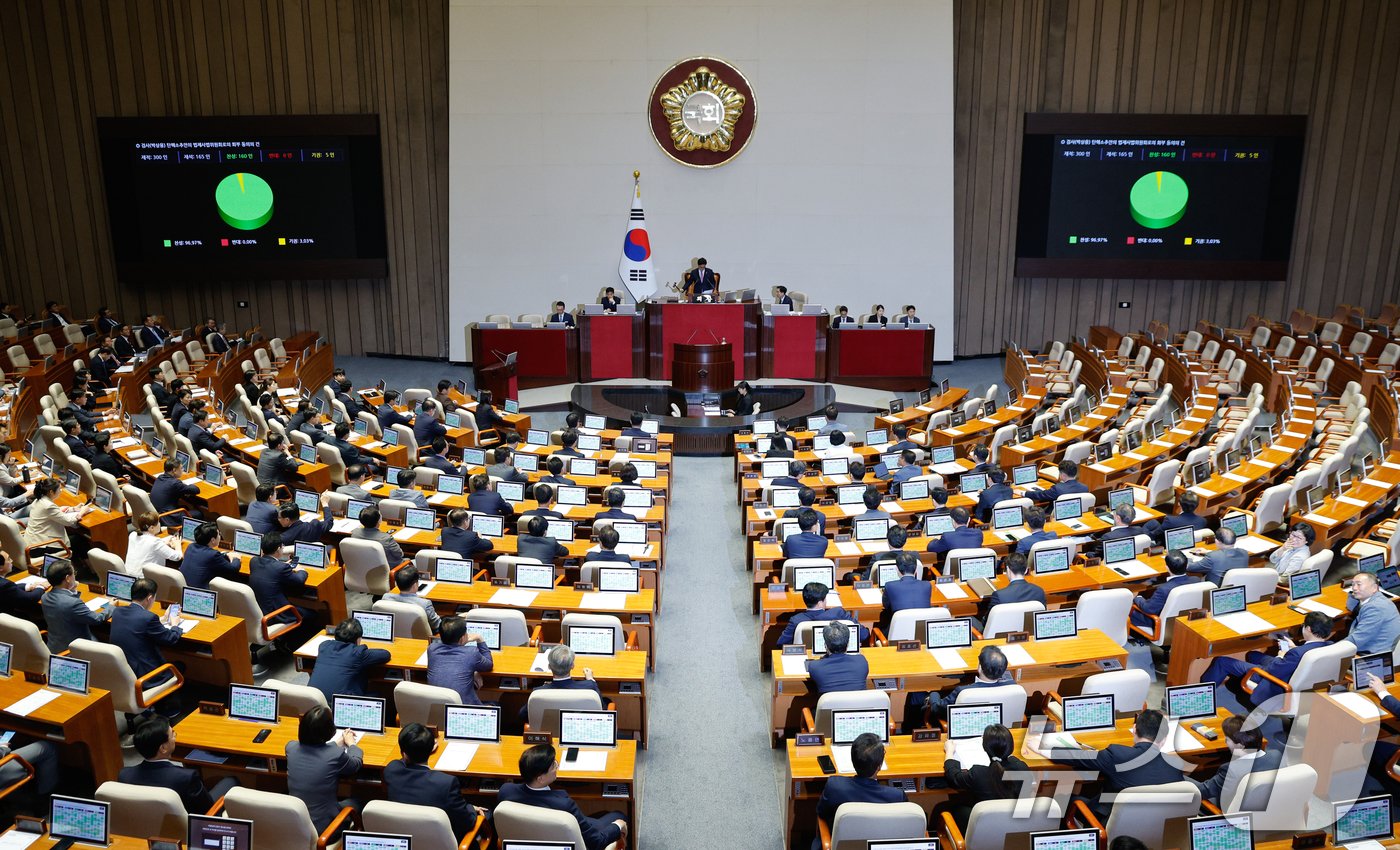 2일 오후 서울 여의도 국회에서 열린 제415회국회&#40;임시회&#41; 4차 본회의에서 검사&#40;박상용&#41; 탄핵소추안의 법제사법위원회로의 회부 동의의 건이 재석 165인 중 찬성 160인, 기권 5인으로 통과되고 있다. 2024.7.2/뉴스1 ⓒ News1 안은나 기자