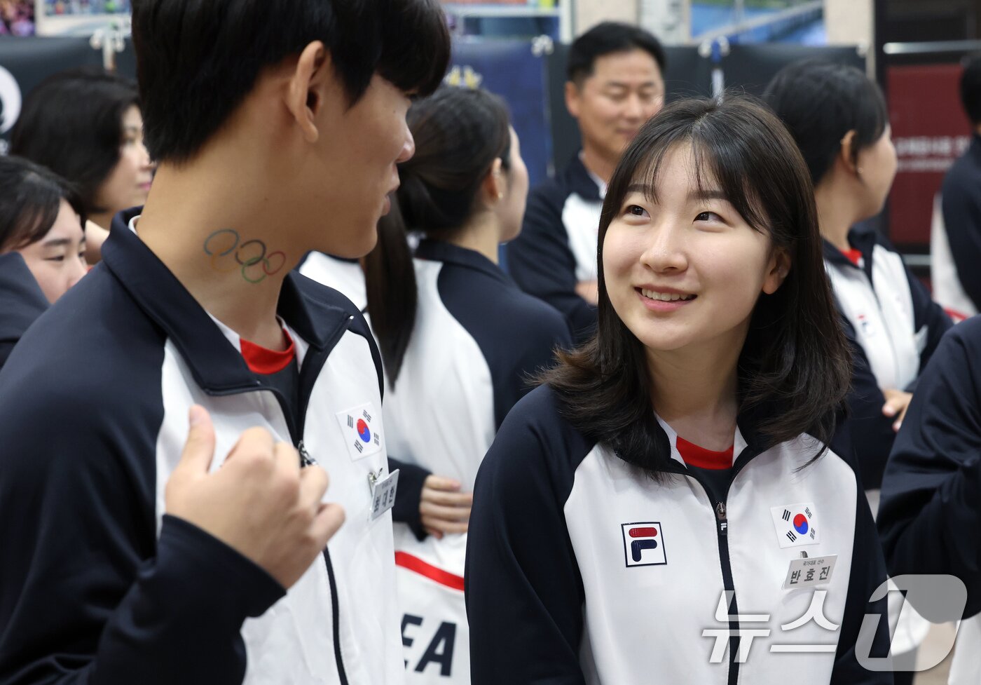 본문 이미지 - 2일 오후 서울 송파구 서울올림픽파크텔 올림피아홀에서 열린 2024 파리올림픽 사격 국가대표 출정식에 앞서 반효진 선수&#40;오른쪽&#41;가 최대한 선수와 대화하고 있다. 2024.7.2/뉴스1 ⓒ News1 박정호 기자