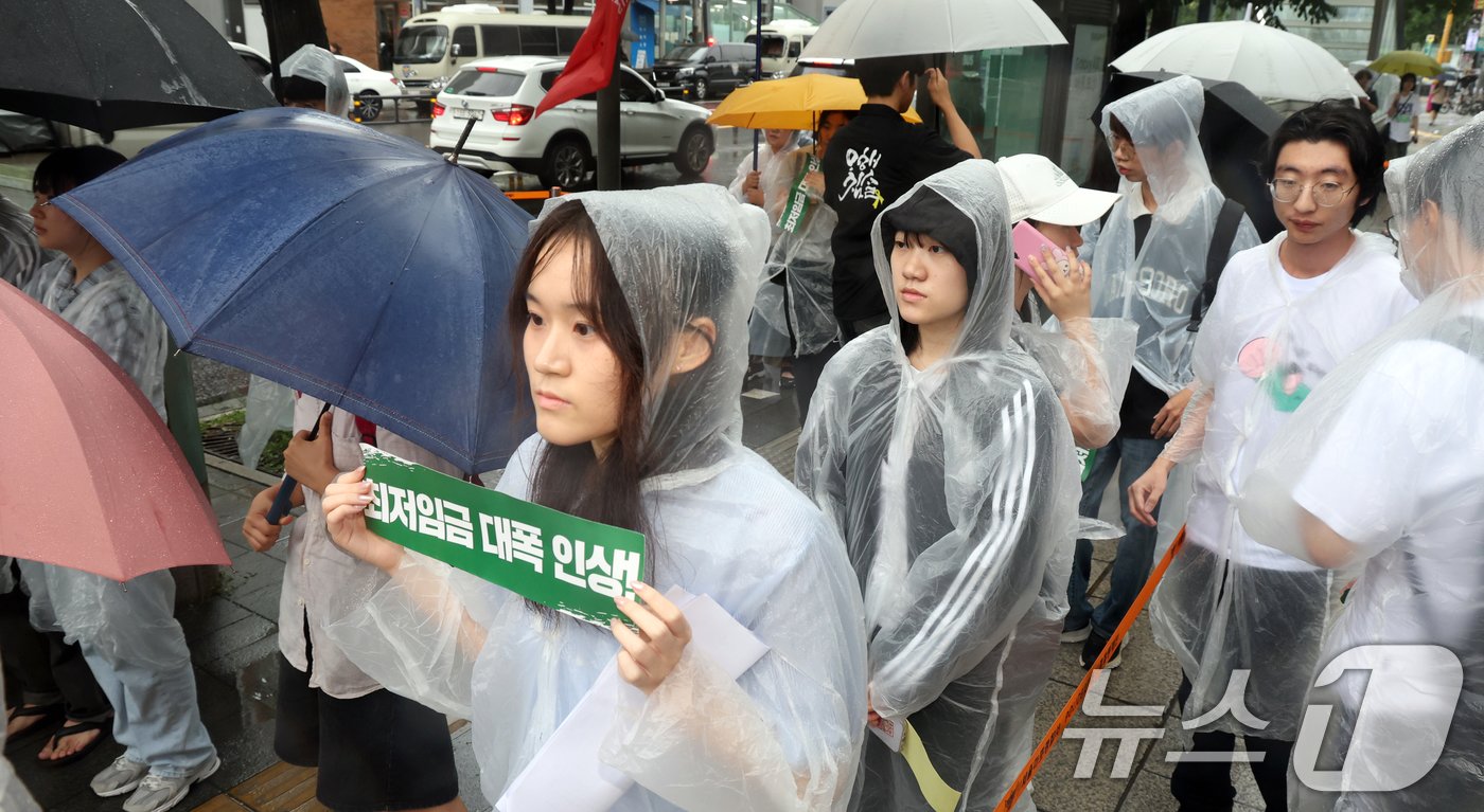 지난 2일 오후 서울 마포구 한국경영자총협회 앞에서 열린 최저임금 인상 청년학생 총궐기 대회에서 참가 학생들이 손팻말을 들고 있다. 2024.7.2/뉴스1 ⓒ News1 김명섭 기자