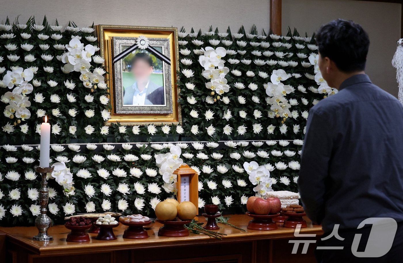 본문 이미지 - 2일 오후 서울 중구 국립중앙의료원 장례식장에 마련된 서울시청 직원 김 모 사무관의 빈소를 찾은 조문객이 고인을 추모하고 있다.2024.7.2/뉴스1 ⓒ News1 장수영 기자