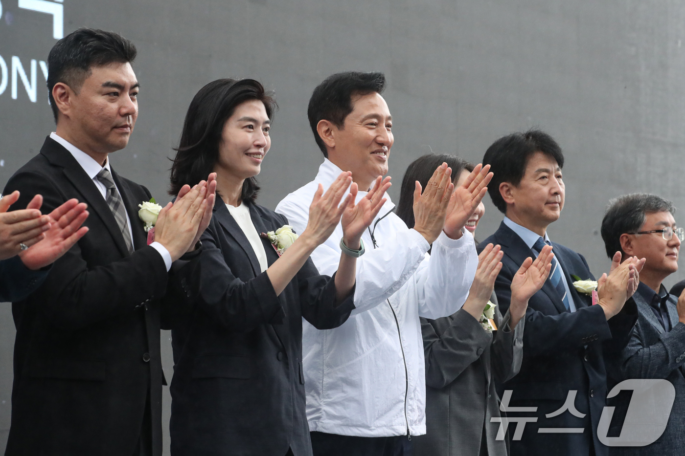 (서울=뉴스1) 이승배 기자 = 오세훈 서울시장이 2일 오후 서울 도봉구 K-POP 전문공연장 서울아레나 복합문화시설 공사현장에서 열린 착공식에서 정신아 카카오 대표이사 등 주요 …