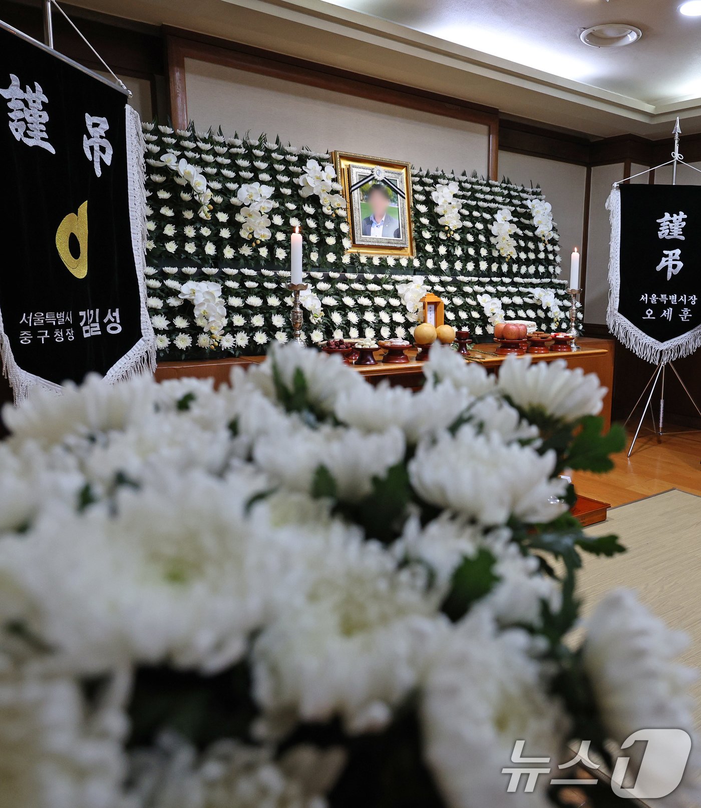 본문 이미지 - 2일 오후 서울 중구 국립중앙의료원 장례식장에 시청역 사고를 당한 서울시청 직원 김 모 사무관의 빈소가 마련돼 있다.2024.7.2/뉴스1 ⓒ News1 장수영 기자