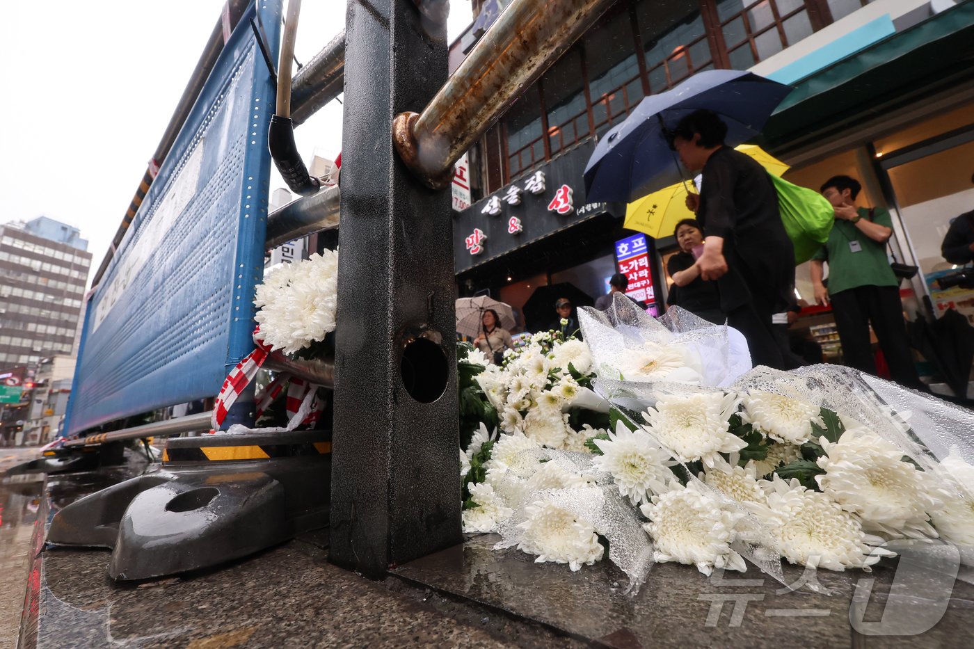 본문 이미지 - 지난밤 승용차가 인도로 돌진해 9명이 사망하는 사고가 발생한 2일 오전 서울 중구 서울시청 인근 교차로 사고현장에 국화꽃이 놓여 있다. 2024.7.2/뉴스1 ⓒ News1 김도우 기자