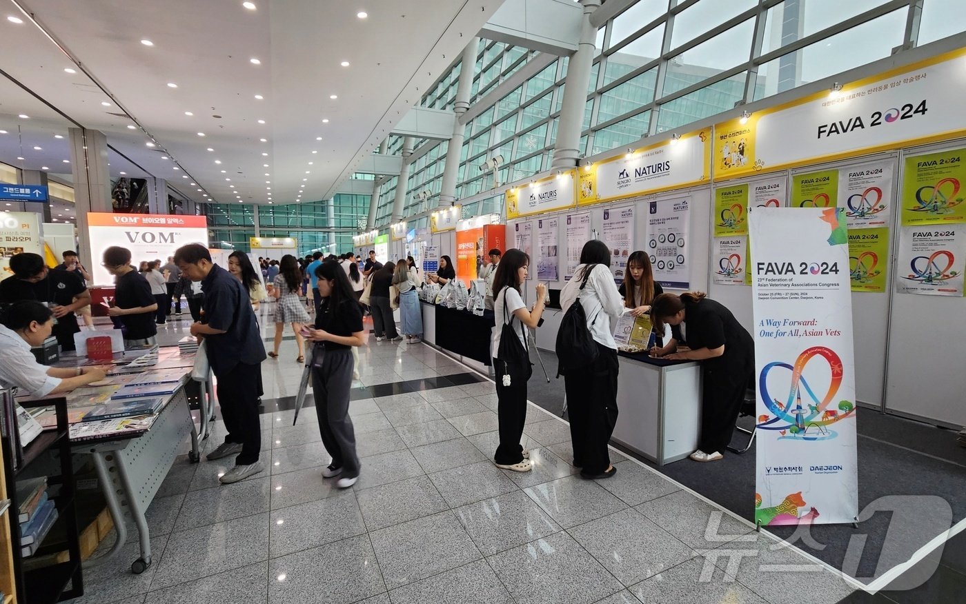 본문 이미지 - 6월 30일 벡스코에서 열린 부산수의콘퍼런스에서 참가업체들이 제품 소개를 하고 있다. ⓒ 뉴스1 최서윤 기자