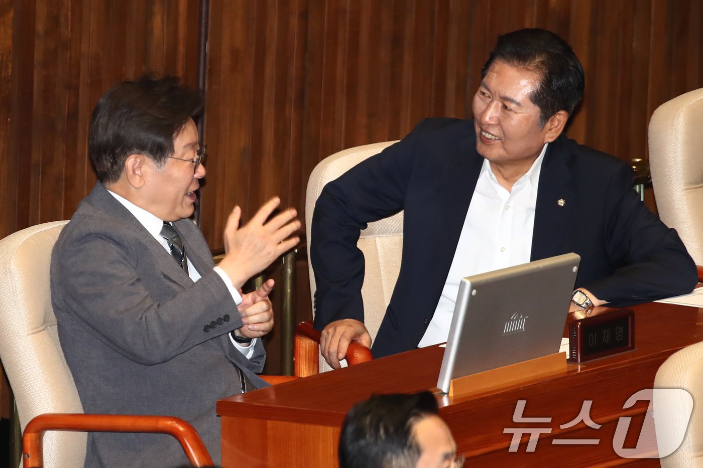 본문 이미지 - 이재명 더불어민주당 전 대표와 정청래 의원이 2일 오후 서울 여의도 국회 본회의장에서 열린 제415회국회(임시회) 4차 본회의 정치·외교·통일·안보 분야 대정부질문에서 대화하고 있다.2024.7.2/뉴스1 ⓒ News1 이광호 기자